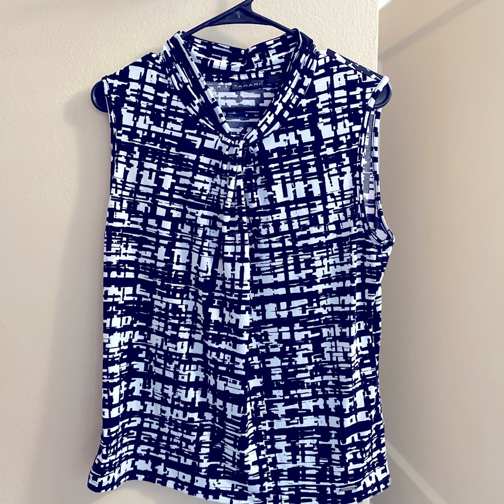 Tahari Sleeveless Stretchy top